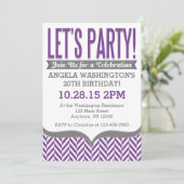 Paarse Gray Modern Herringbone Birthday Uitnodigin Kaart (Staand voorkant)