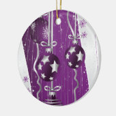 Paarse, grijze kerstballen en sneeuwvlokken keramisch ornament (Links)
