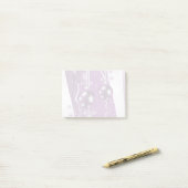 Paarse, grijze kerstballen en sneeuwvlokken post-it® notes (Op bureau)