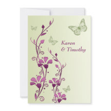 Paarse, groene bloemen, vlinders bruiloft uitnodig