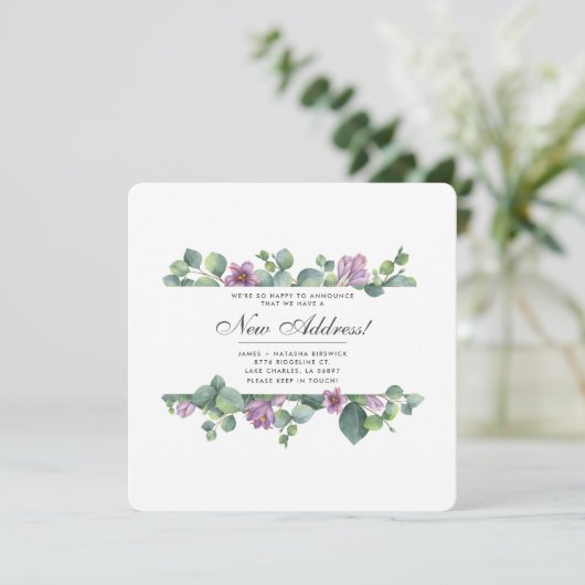 Paarse groene eucalyptusbladeren verplaatsen nieuw aankondiging (Staand voorkant)