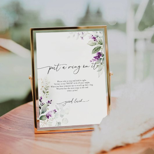 Paarse groene lavendel zet er een ringetje op reclamebord met voetstuk