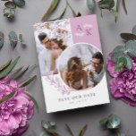 Paarse groene overlappende foto's save the date<br><div class="desc">Dubbelzijdige save the date kaart in wit en mauve met uw initialen,  overlappende foto's en groen met elegante lettertypen. Foto save the date kaart met een modern ontwerp gepersonaliseerd met uw monogram en foto's,  twee aan de ene kant en één aan de andere.</div>