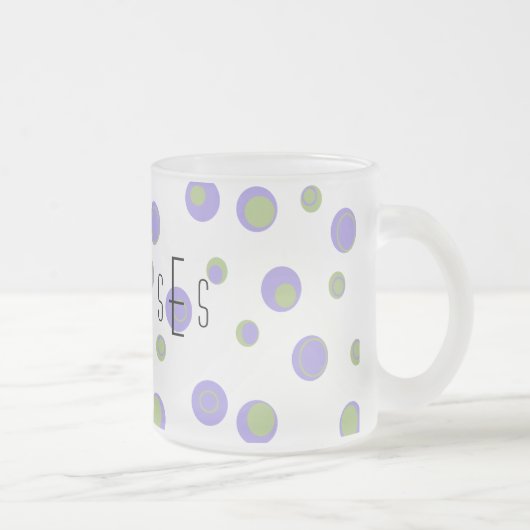 Paarse Groene Polka Dots Monogramed Matglas Koffiemok (Rechts)