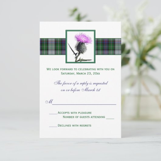 Paarse Groene Tartan Thistle Bruiloft RSVP Kaart (Staand voorkant)
