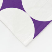Paarse grote witte polka punten fleece deken (Hoek)
