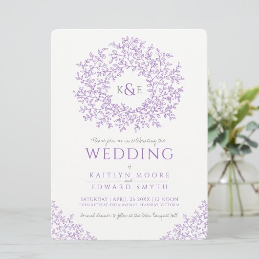 Paarse hand getrokken blad monogram kunst bruiloft kaart (Staand voorkant)
