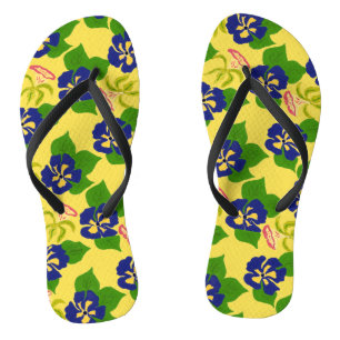 Paarse handbediende Pansy Flowers op geel Teenslippers