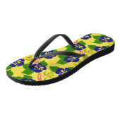 Paarse handbediende Pansy Flowers op geel Teenslippers (Schuin)
