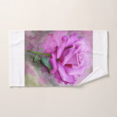 Paarse handdoek in een bad met roos. (Handdoek)