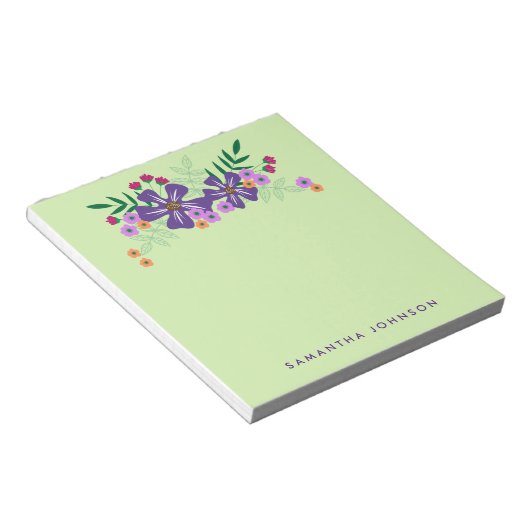 Paarse handdragende bloemen, gepersonaliseerd notitieblok (Schuin)