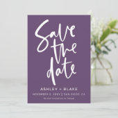 Paarse handgeschreven kalligrafie sparen de Datum Save The Date (Staand voorkant)