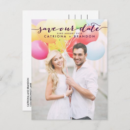 Paarse handgeschreven scriptfoto Onze datum opslaa Aankondigingskaart (Voorkant / Achterkant)