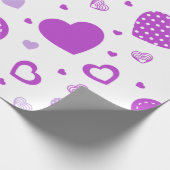 Paarse hart witte achtergrond cadeaupapier (Hoek)