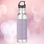 Paarse hartenpatroon witte achtergrond waterfles<br><div class="desc">Hou je van hartpatronen? Ben je fan van de kleur paarse? Een schattig waterflesje heeft een patroon van paarse harten op een witte achtergrond</div>