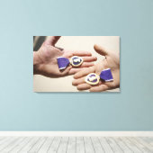 Paarse Heart-ontvangers tonen hun medailles Canvas Afdruk (Insitu (Houten vloer))