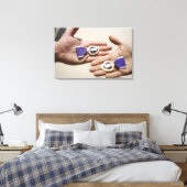 Paarse Heart-ontvangers tonen hun medailles Canvas Afdruk (Insitu (Slaapkamer))