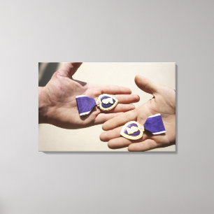 Paarse Heart-ontvangers tonen hun medailles Canvas Afdruk