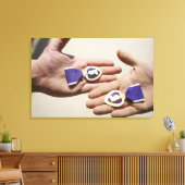 Paarse Heart-ontvangers tonen hun medailles Canvas Afdruk (Insitu (Woonkamer))