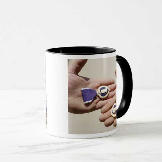 Paarse Heart-ontvangers tonen hun medailles Mok (Voorkant rechts)