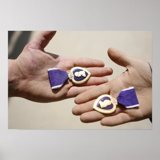 Paarse Heart-ontvangers tonen hun medailles Poster (Voorkant)