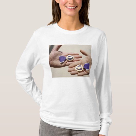 Paarse Heart-ontvangers tonen hun medailles T-shirt (Voorkant)