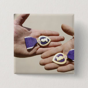 Paarse Heart-ontvangers tonen hun medailles Vierkante Button 5,1 Cm