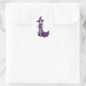 Paarse heks met bezem ronde sticker (Tas)