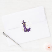 Paarse heks met bezem ronde sticker (Envelop)