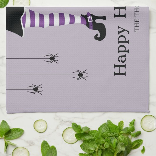 Paarse heksenpoten met een Pet en spinnen Hallowee Theedoek (Gevouwen)