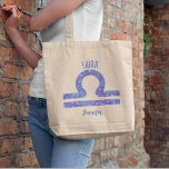 Paarse hematologische gebarentaal Gepersonaliseer Tote Bag<br><div class="desc">Deze  paarse en lavendel Libra canvas tas kenmerkt je astrologisch teken van de Zodiac in een mooie glans zoals de constellaties. Pas dit schattige geschenk met jouw naam in mooi cursief script aan voor iemand met een late verjaardag van september of begin oktober.</div>