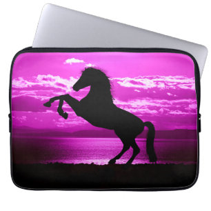 Paarse hemel en water voor zwarte paarden laptop sleeve