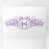 paarse heraldische kam en initialen bruiloft drieluik uitnodiging (Binnenzijde eerst)