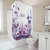 Paarse Hibiscus Bloemen Monogram Douchegordijn (In situ)