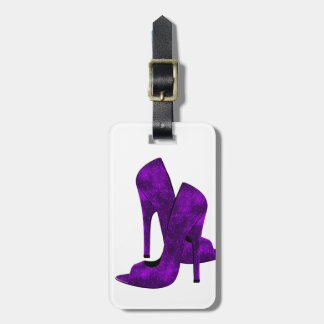 Paarse hoge hakken schoenen bagagelabel