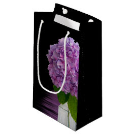 Paarse hortensia op zwart klein cadeauzakje