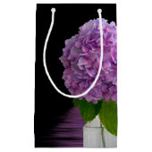 Paarse hortensia op zwart klein cadeauzakje (Voorkant)