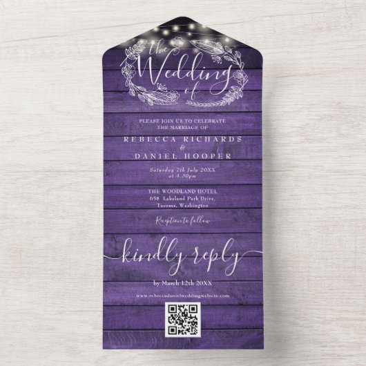 Paarse Houten Strijklichten QR Code Bloemen Huweli All In One Uitnodiging (Binnen)