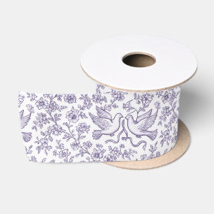 Paarse huwelijksduiven met linten en bloemen