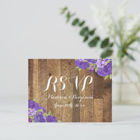 Paarse Hydrangea Barn Wood Wedding RSVP Briefkaart (Staand voorkant)