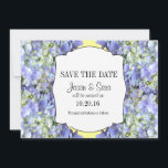 Paarse hydrangea Bewaar de aankondiging van de dat<br><div class="desc">Paarse/lavender hydrangea is de achtergrond van de elegante Save the Date bruiloft aankondiging. Bezoek mijn winkel op www.zazzle.com/daisylin712 om een passende trouwuitnodiging en RSVP te vinden. De achtergrondkleur kan worden gewijzigd door de knop Aanpassen.</div>