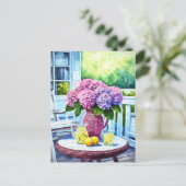 Paarse Hydrangea met limonade op rieten veranda Briefkaart (Staand voorkant)