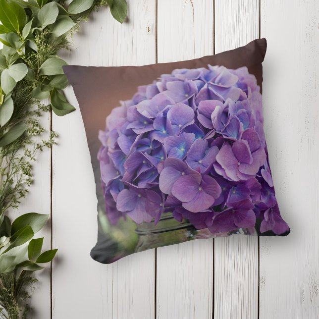 Paarse hydrangea op foto van Mason Jar Kussen (Purple Hydrangea in Mason Jar Photograph Throw Pillow)