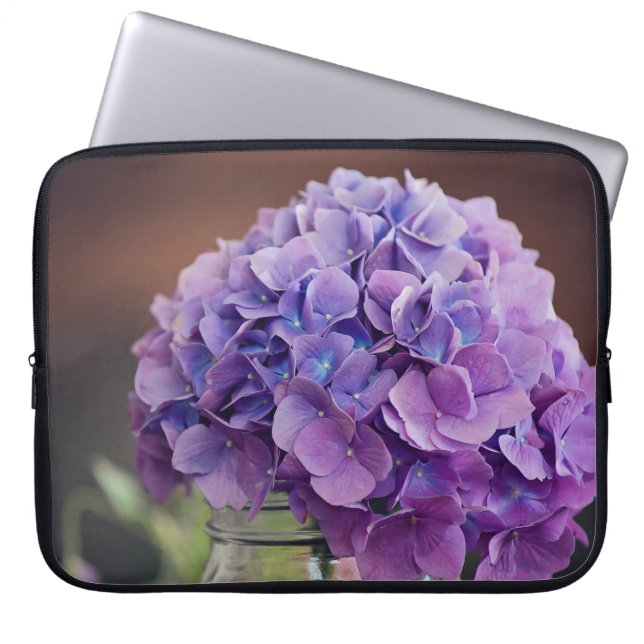 Paarse hydrangea op foto van Mason Jar Laptop Sleeve (Voorkant)
