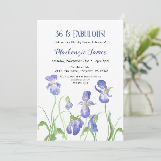 Paarse Iris Birthday Invitation Floral Brunch Kaart (Staand voorkant)