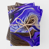 Paarse iris bloem wervelt inpakpapier vel (In situ)