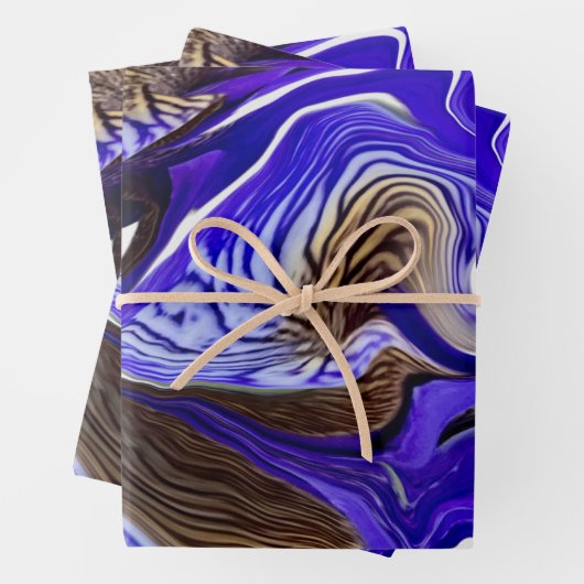 Paarse iris bloem wervelt inpakpapier vel (In situ)