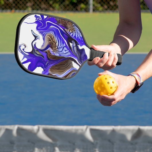 Paarse iris bloem wervelt pickleball paddle (Insitu)