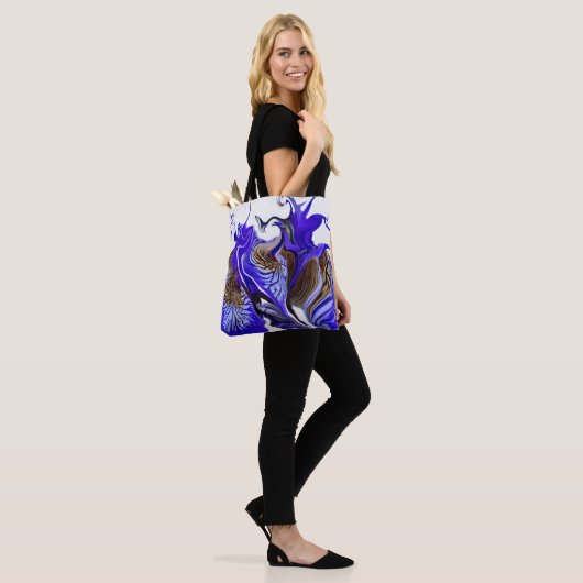 Paarse iris bloem wervelt tote bag (Op model)