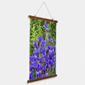Paarse iris bloemen bij de stoep hangend wandkleed (Gebogen)